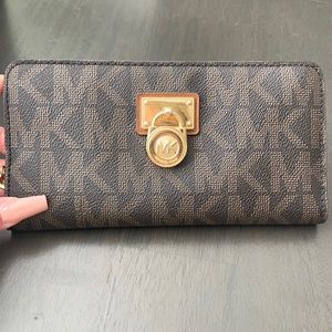Like new Michael Kors zip up wallet